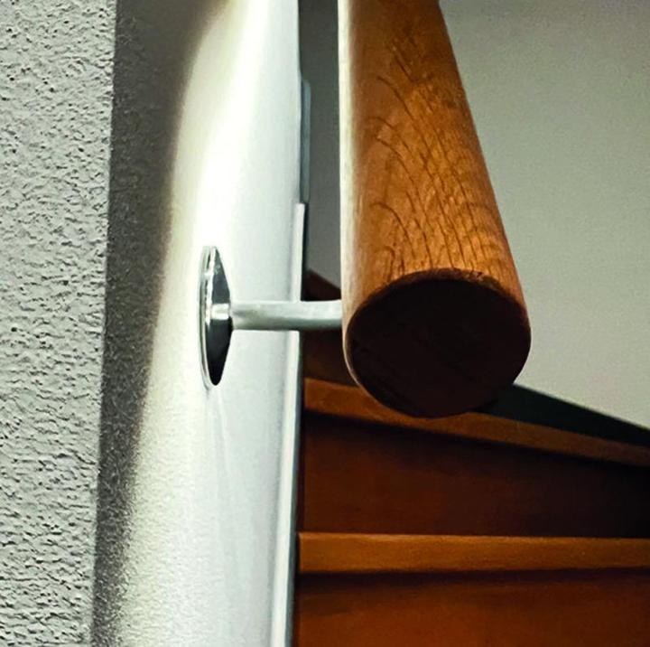 Produktbild OK-Line Holz-Rundhandlauf Ø 42 mm mit Nut für LED (Holz lackiert)