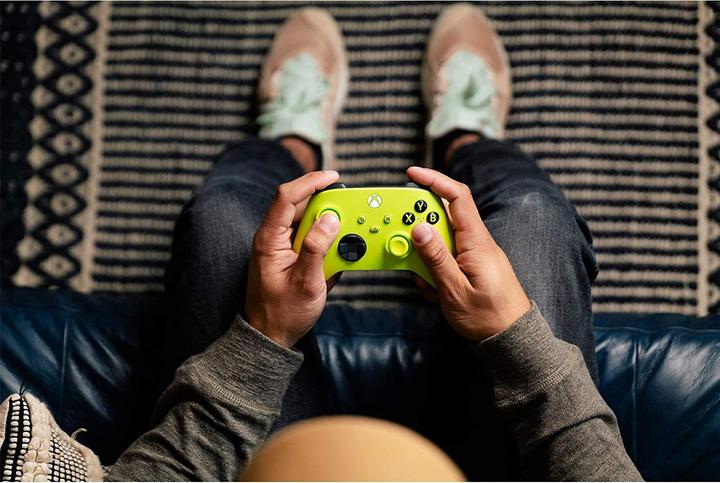 Actual product image Microsoft Wireless Controller - Electric Volt (Xbox Series S, Xbox One S, PC, Xbox One X, Xbox Series X)