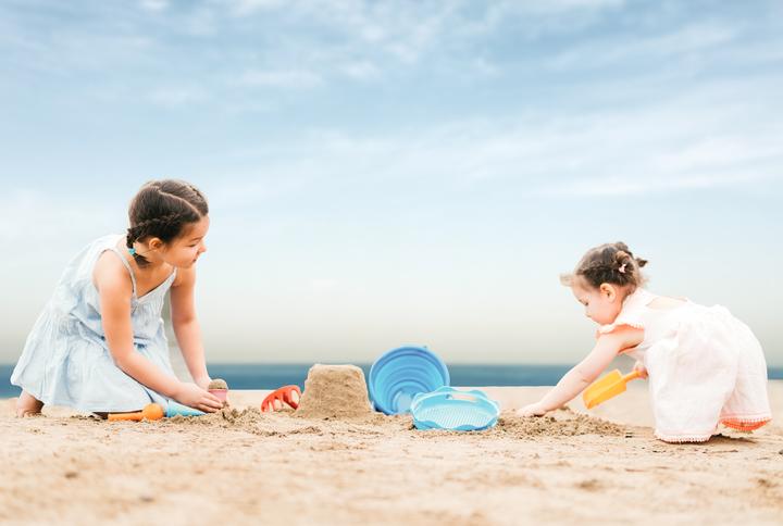 Image du produit Schildkröt Sand Toys Seau pliable rouge jeu de sable, 9x22 cm, 7 pcs., accessoires, 18 mois