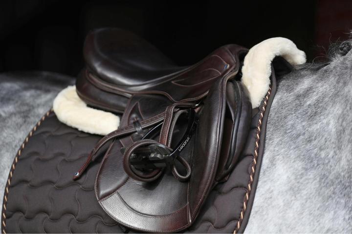 Image du produit Kerbl Tapis de selle avec fourrure tissée