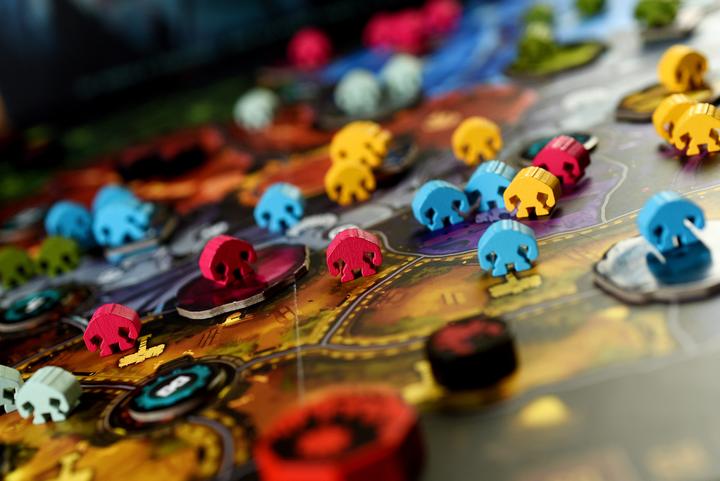 Actual product image Skellig Games SKE48011 - Der Fall des Bergkönigs, Brettspiel, 1-5 Spieler, ab 13 Jahre, (DE-Ausgabe) (German)