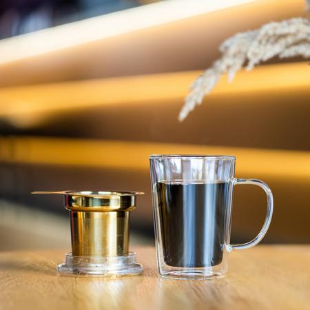 Actual product image Vialli Design Amo doppelwandiges Glas mit Stahl-Sieb, 300 ml