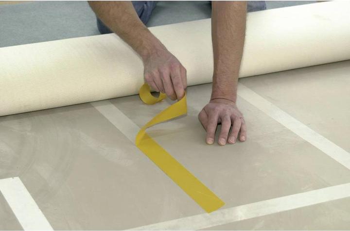 Produktbild tesa Verlegeband EXTRA STRONG, doppelseitiges Klebeband zum Verlegen von Teppich und PVC-Belag (50 mm)