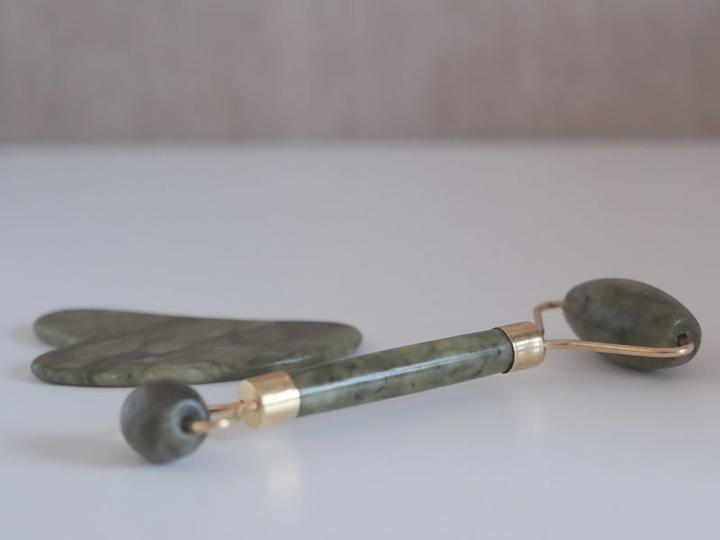 Immagine prodotto Beper C301ABE101 - Rullo per massaggi di giada e pietra per massaggi Gua Sha