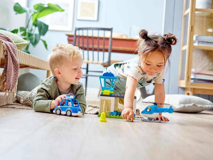 Produktbild LEGO Polizeistation mit Hubschrauber (10959)