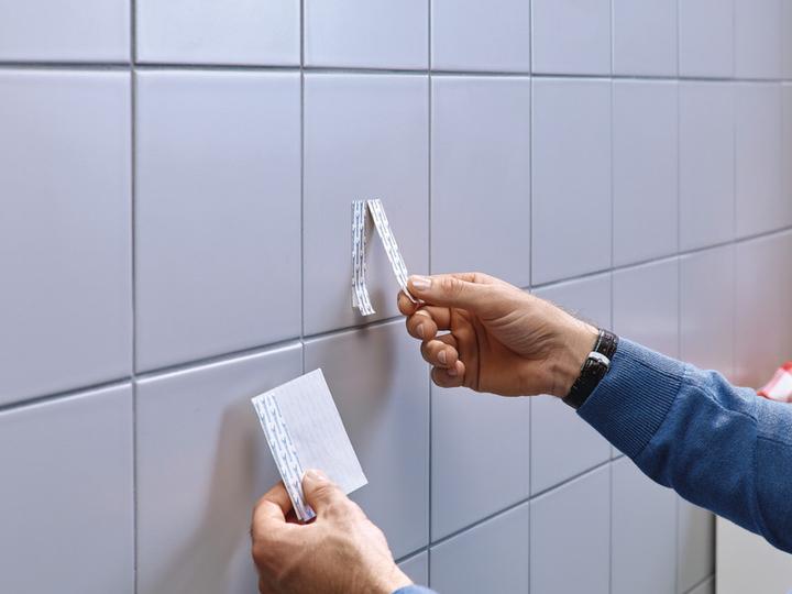 Image du produit tesa Clou adhésif pour carrelage et métal, réglable en hauteur