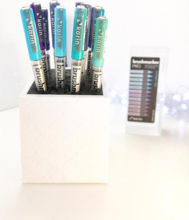 Actual product image Karin PRO - Brush Marker (sapphire blue 189, TURQUOISE 654, violet blue 688, Royal Blue 045, SKY BLUE 621, PLUM 197, arctic blue 264, indigo blue 169, cyan 207, EGYPTIAN BLUE 305, LILAC 226, Cool Aqua 204, 12 x)