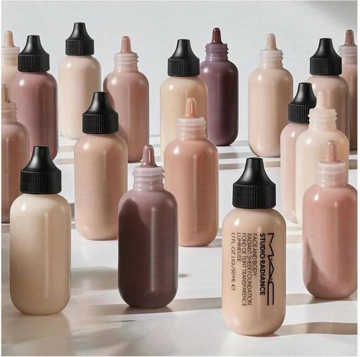 Image du produit MAC Cosmetics Studio Radiance Face and Body Radiant Sheer Foundation (W1)