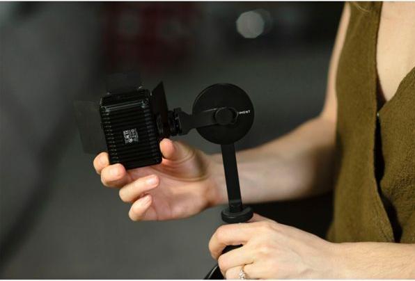 Actual product image Moment Pro Tripod MagSafe -sovitin