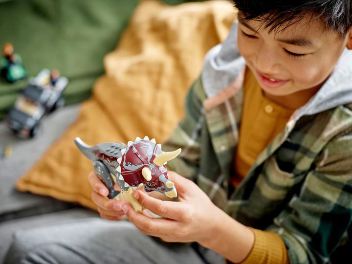 Immagine prodotto LEGO Attacco di un triceratopo a un camioncino (76950, LEGO Jurassic World)