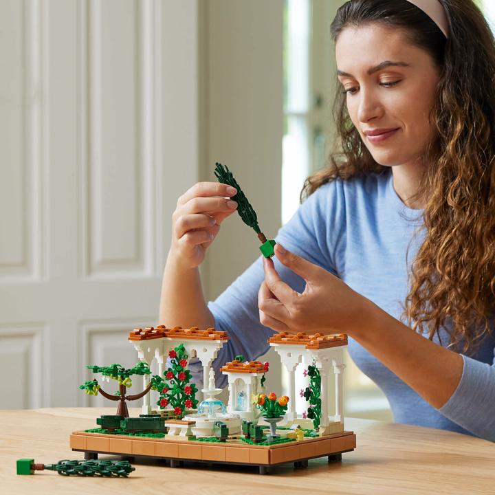 Actual product image LEGO Springbrunnen Garten (10359, LEGO Icons)