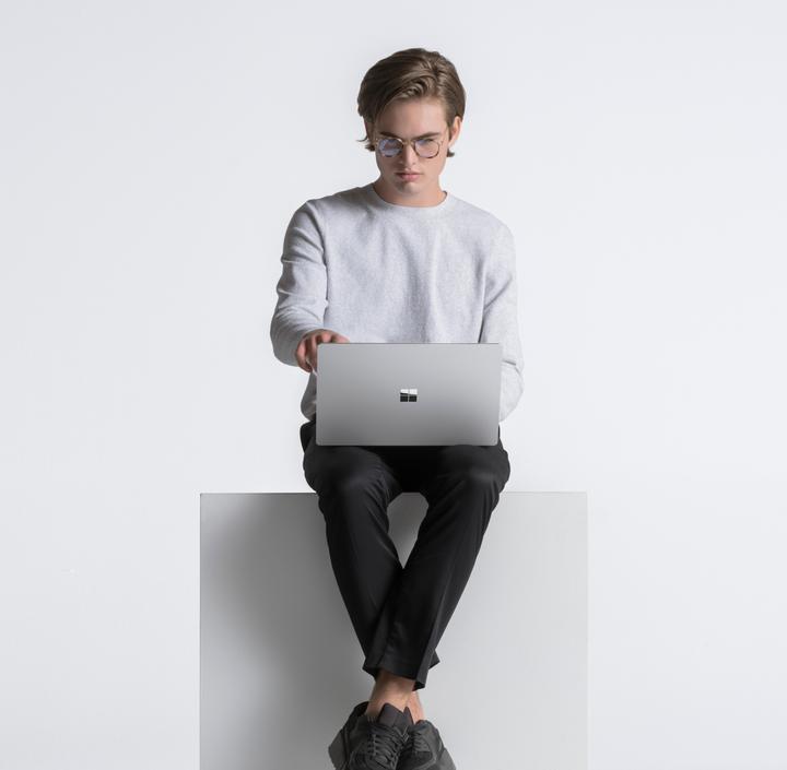 Immagine prodotto Microsoft Surface Laptop 4 (15", AMD Ryzen 7 4980U, 8 GB, 256 GB)
