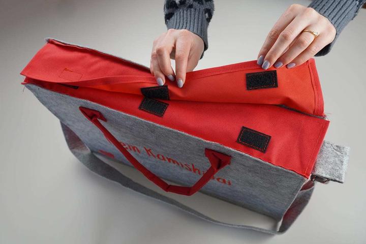 Actual product image Shoulder bag /"My Kamishibai/". Model 2019. Made of grey felt, reinforced bottom, red side panel.