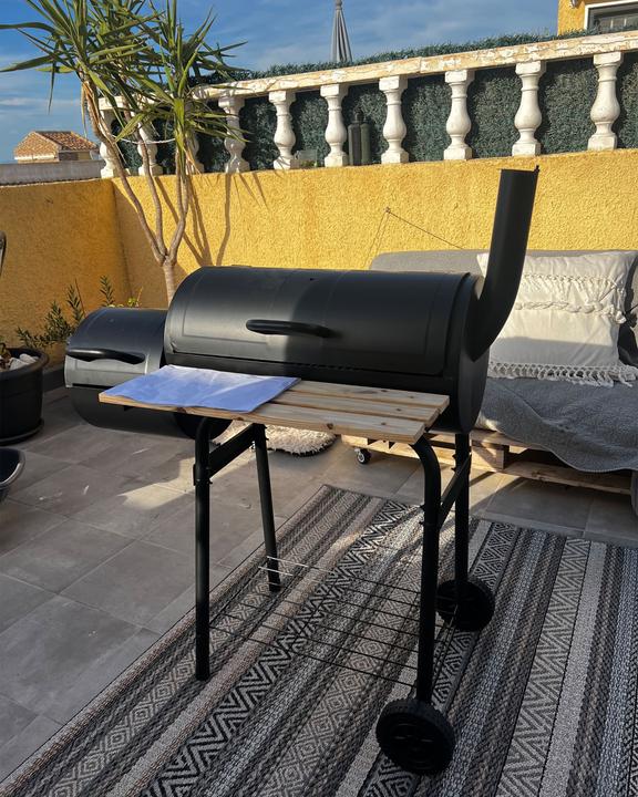 Produktbild Beliani Holzkohlegrill mit Räucherkammer schwarz rollbar SATAH (31 cm)