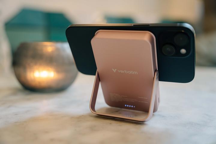 Actual product image Verbatim Charge ‘n’ Go Power Bank with Stand Magnetic Wireless 10000mAh - Black (10000 mAh, 35 W, 37000 Wh)