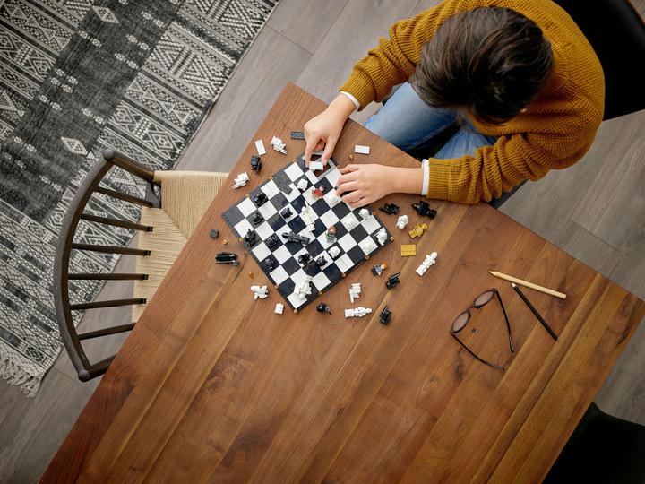 Actual product image LEGO Hogwarts Wizard Chess (76392, LEGO Harry Potter, LEGO Rare Sets)