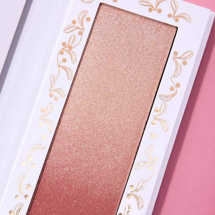 Actual product image essence Blush and Highlighter duo XMAS KiSSES multi (01 Under The Mistleglow, Highlighter, 5.50 g)