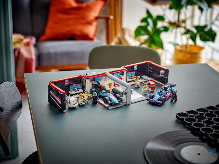 Produktbild LEGO F1 Garage mit Mercedes-AMG & Alpine Rennautos (60444, LEGO City)