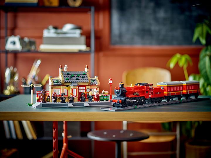 Produktbild LEGO Hogwarts Express & der Bahnhof von Hogsmeade (76423, LEGO Harry Potter)
