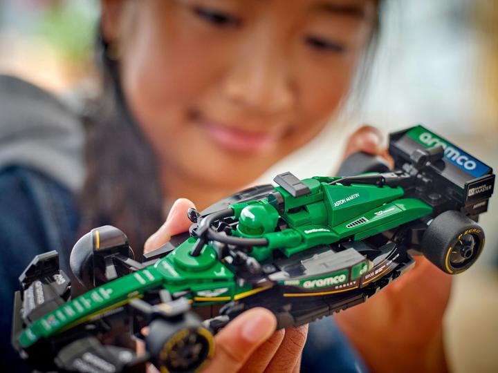 Actual product image LEGO Aston Martin Aramco F1 AMR24 Rennauto (77245, LEGO Speed Champions)