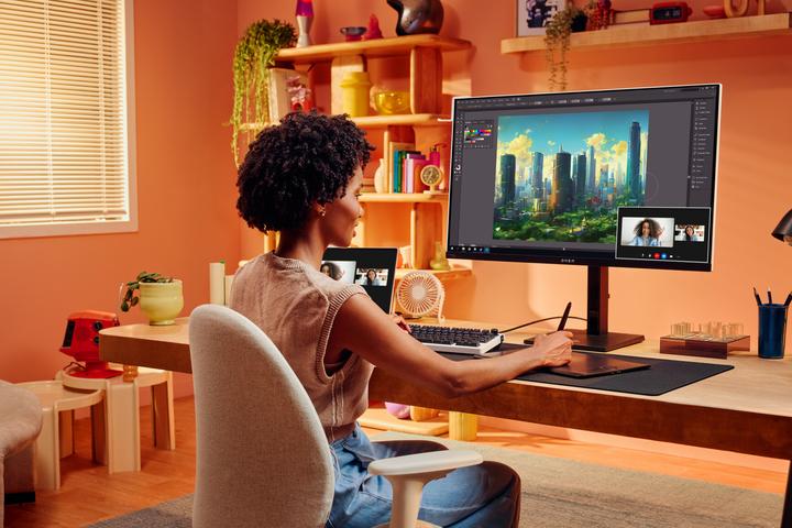 Actual product image HP OMEN Transcend 31.5 inch UHD 240Hz OLED Gaming Monitor - OMEN Transcend 32 (3840 x 2160 Pixels, 31.50")