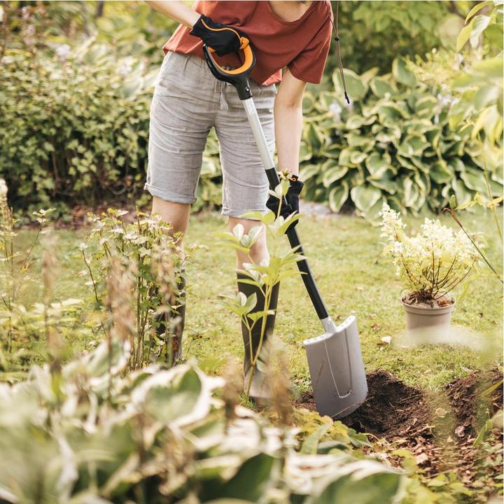 Image du produit Fiskars Pelle pour soulever et déplacer des matériaux en vrac et de la neige, Longueur : 130 cm, Bordure