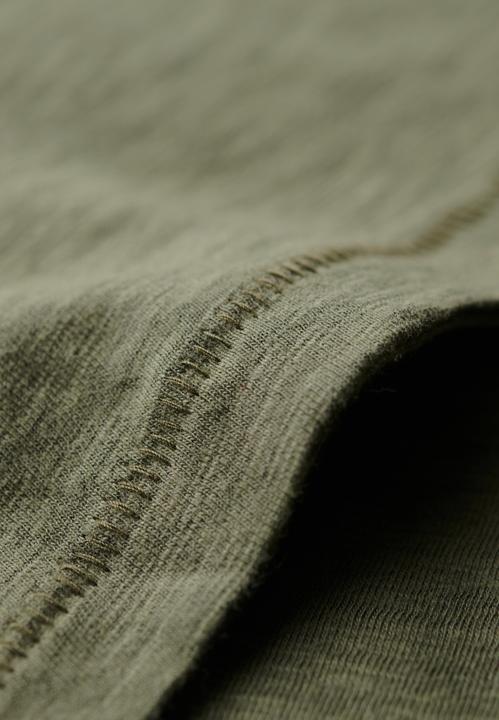 Immagine prodotto Superdry Strukturiertes T-Shirt mit V-Ausschnitt und Stickerei (8)