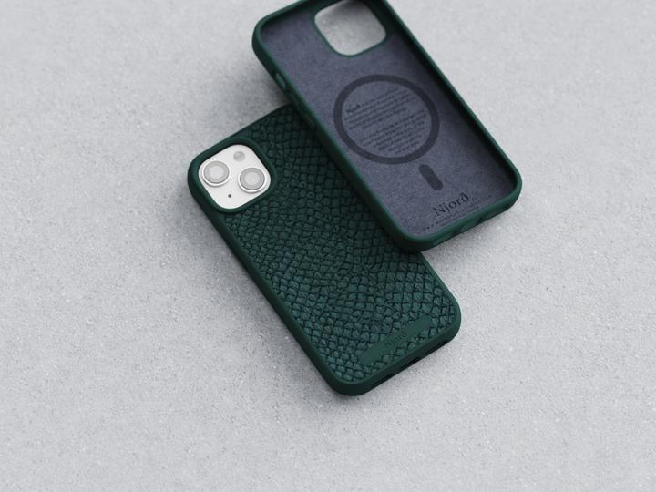 Actual product image Njord Hard Cover Salm.Leather Magsafe Case Dark Green (Apple iPhone 15)