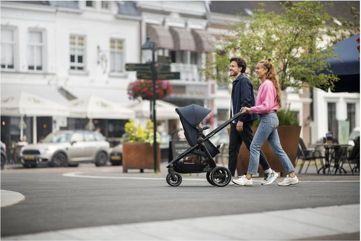 Actual product image Maxi-Cosi Zelia 3 Essential Black (Black Frame & Black Leather)