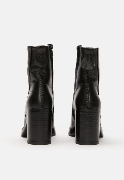 Actual product image Felmini VALERIA D574, the heeled boot from, is made from black leather and offers an elegant look. (36)