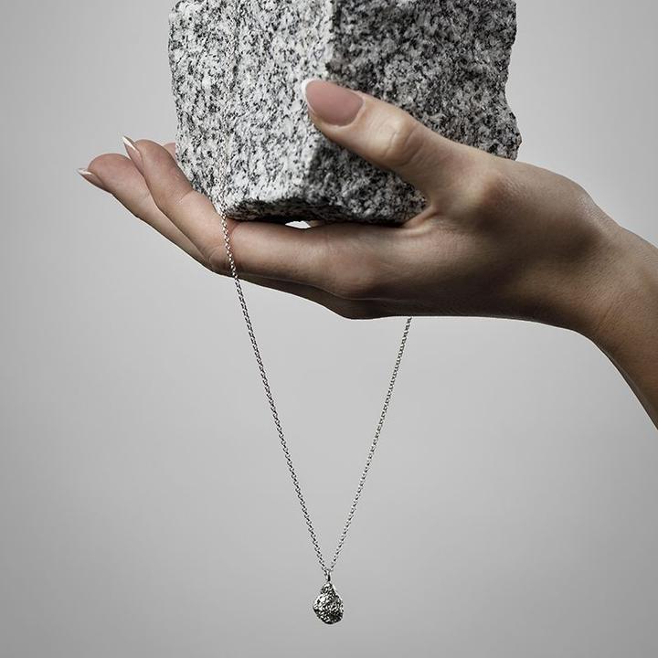 Produktbild Changemaker Anhänger Tuff Lava recyceltes Silber (recyceltes Silber aus der Schweiz und Deutschland und Österreich)