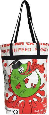 Bekos Upcycling - Grosse Einkaufstasche aus recycelten Fischfuttersäcke rot mit grünem Fisch Graduate