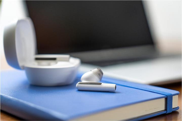 Actual product image Poly Voyager Free 60+ UC M White Sand Earbuds (ANC, 8 h, Wireless)