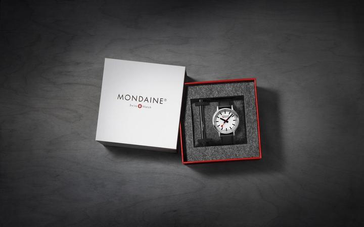 Actual product image Mondaine MST.4101B.LBV Stop2go Horloge - Station clock - Saffierglas - Staal/Kunstleer - Zilver/Zwart - 41 mm (41 mm)