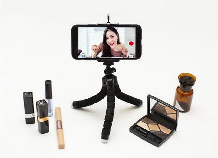 Actual product image Kikkerland Smartphone Tripod (Plastic, Foam material, Fabric)
