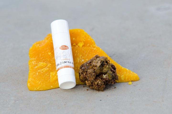 Actual product image Pleva Honey lip balm with vanilla flavour (Balm, Care pencil)