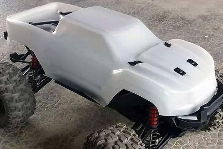 Produktbild TMT Bodies karosserie unbreakable weiss inkl. sticker für trx xmaxx 8s