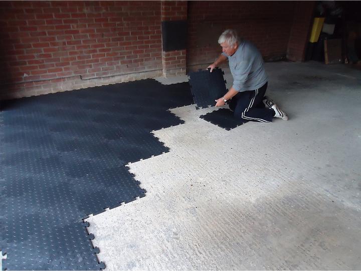 Produktbild Certeo PVC Garagenboden | HxBxT 12 x 470 x 470 mm | Genoppt | Schwarz | VE 15 | (12 x 470 x 470 mm)