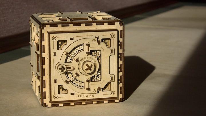 Actual product image Ugears safe