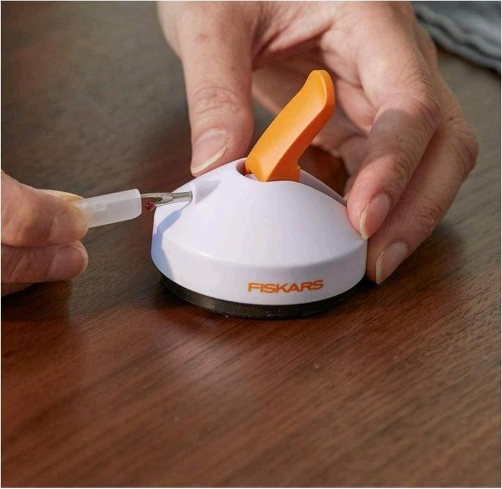 Image du produit Fiskars Coupe-couture blanc, orange (9 cm)