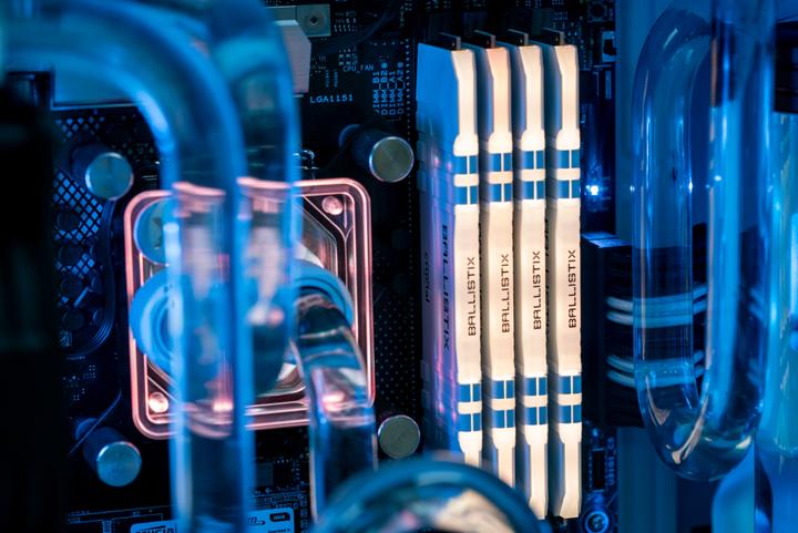Produktbild Crucial Ballistix RGB (2 x 16GB, 3200 MHz, DDR4-RAM, DIMM)