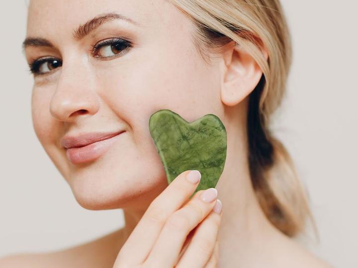 Immagine prodotto Beper C301ABE101 - Rullo per massaggi di giada e pietra per massaggi Gua Sha