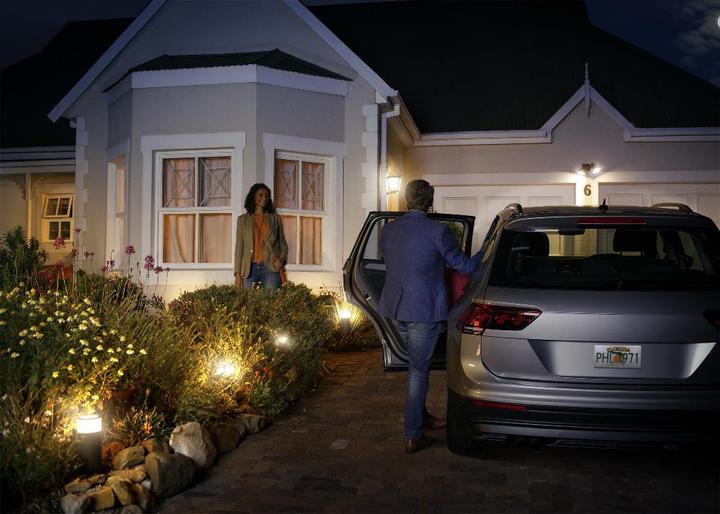 Immagine prodotto Philips Hue Tonalità Lucca Base (806 lm, E27, IP44)