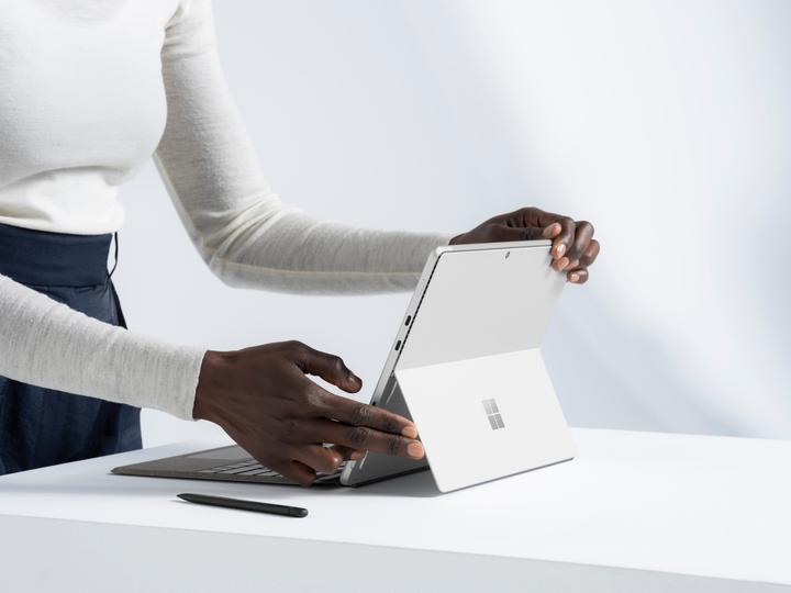 Actual product image Microsoft Surface Pro 8 for business (13", Core i7-1185G7, 16 GB, 256 GB, Without keyboard layout)