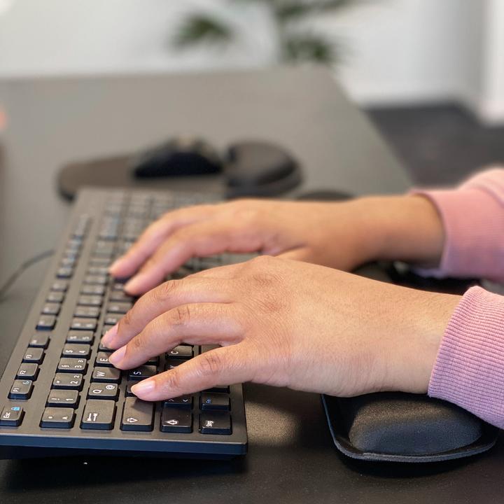 Produktbild Cadorabo 2-teiliges Set ergonomisches Mauspad und Tastatur Gelenkauflage mit Handgelenkstütze