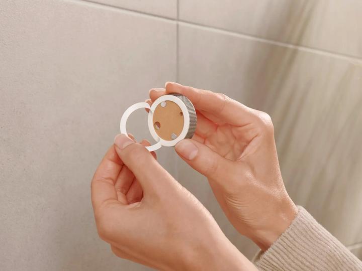 Produktbild tesa MOON WHITE Seifenspender inkl. Klebelösung ohne Bohren