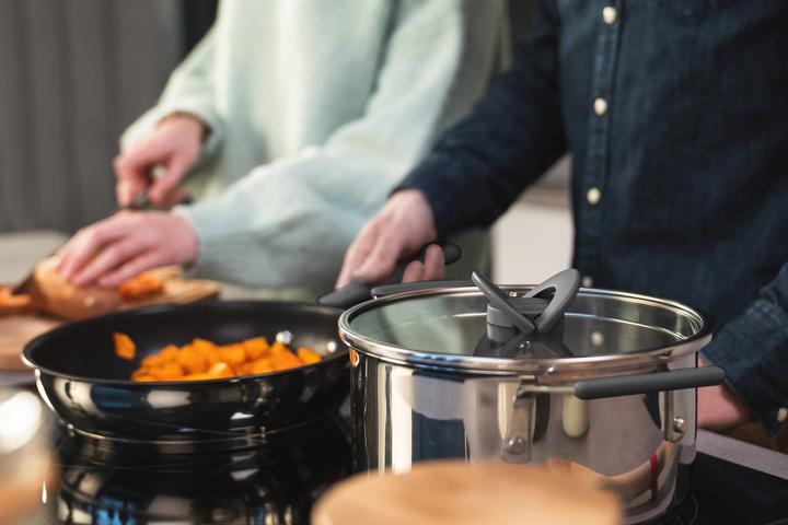 Actual product image Tefal OptiSpace - Pan set - 4-piece (kookpan 18 & 20 cm, koekenpan 24 & 28 cm) (24 cm, Pan set + pot set, Stainless steel)
