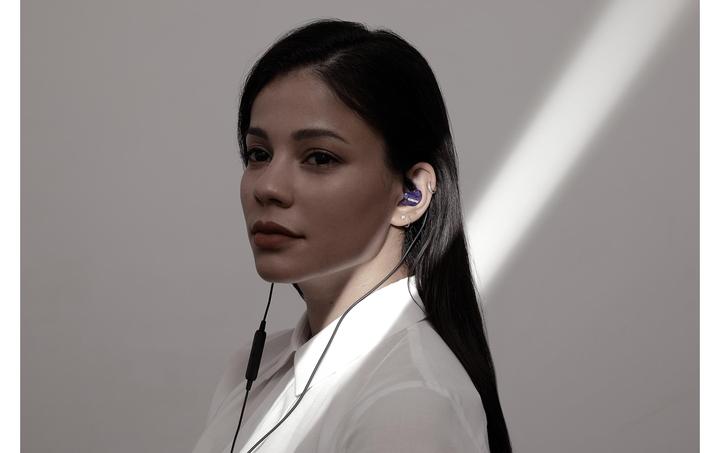 Actual product image Shure SE215 Special Edition Uni In-Ear Headphones - Purple (No noise cancelling, Cable)