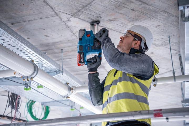 Produktbild Bosch Professional Akku-Bohrhammer mit SDS plus GBH 18V-22, 2 x Akku GBA 18V 4.0Ah, L-BOXX (Akkubetrieb)