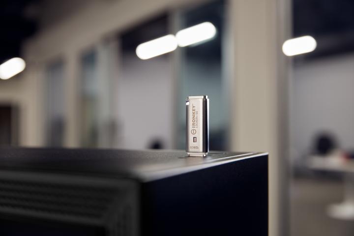 Immagine prodotto Kingston IronKey Locker+ 50 (128 GB, USB-A)